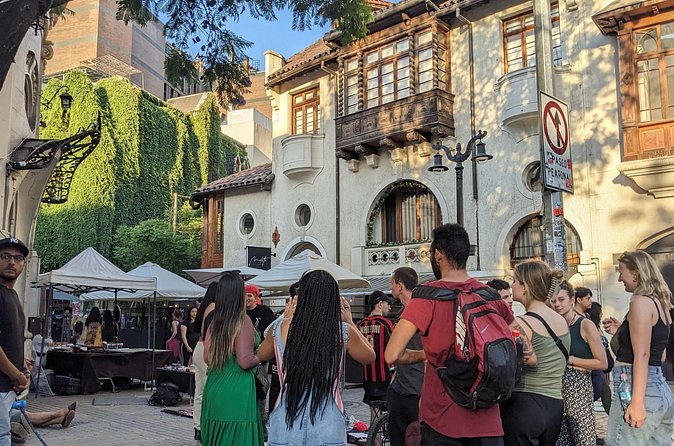3 Hours Santiago Blend Walking Tour - La Moneda and the difficult politics of Plaza de la Constitución