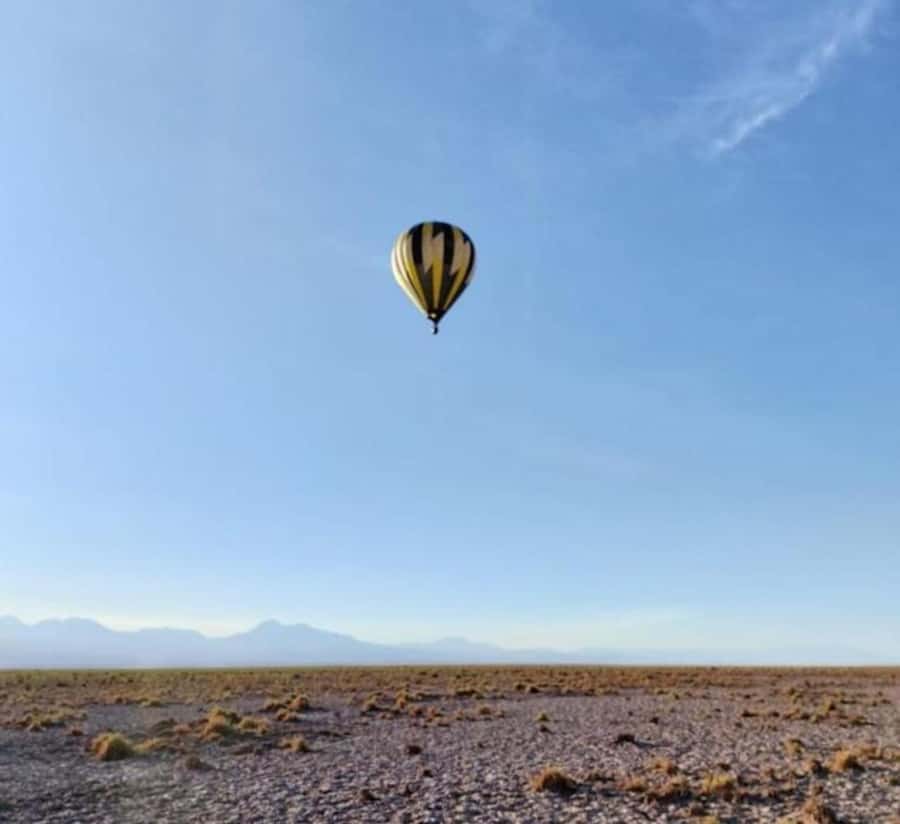 Atacama: San Pedro de Atacama Sunrise Hot Air Balloon Ride - Coffee, tea, and the first desert briefing
