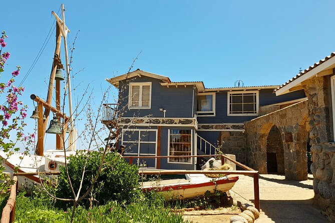 Carob, Vineyard Houses of the Forest and Museum Neruda Isla Negra - Walking through Isla Negra for 30 minutes