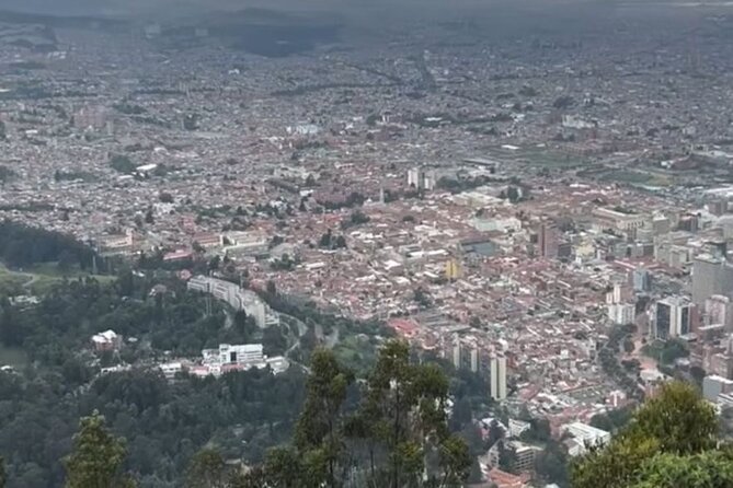 City tour on foot in Santiago - The guide’s role and the group size