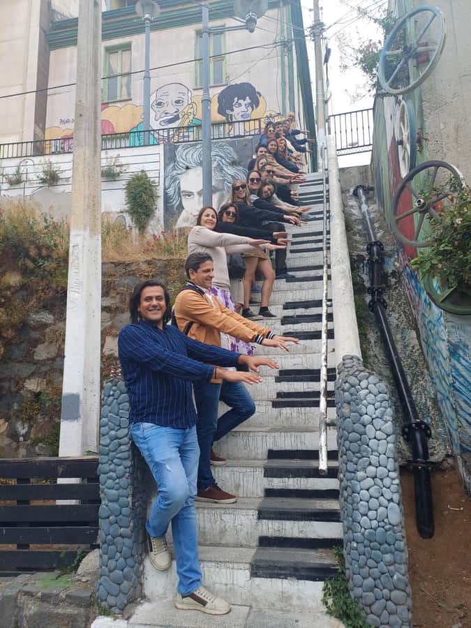 Exclusive Coastal Tour: Valparaíso, Viña del Mar & Reñaca - Guides, language, and the human side of the day