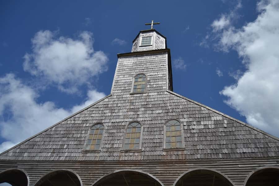 From Puerto Varas: Chiloe Island Full-day Tour - Dalcahue and the island craft tradition