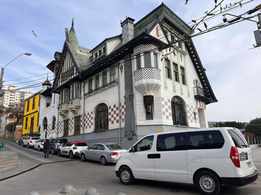 Historic Valparaíso: Private tour by vehicle - Walking through murals and old passages