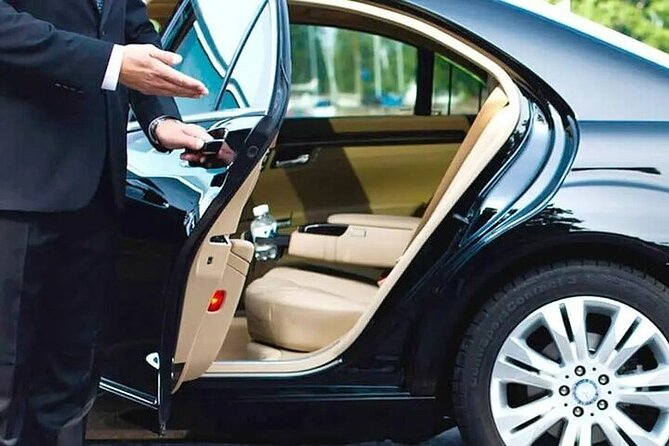 Oneway Private Transfer from Punta Arenas Airport to Punta Arenas - Private service versus finding a taxi