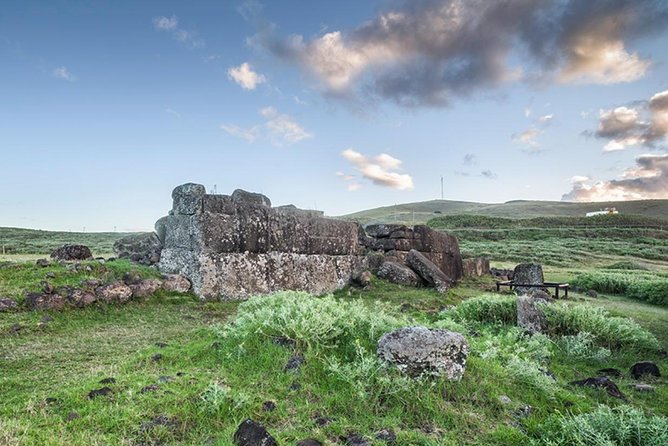 Private Tour: 2 Half Days & 1 Full Day Easter Island Essentials - Day 2: The full island route from Akahanga to Anakena