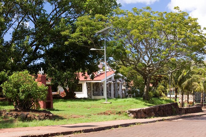 Private Tour in Hanga Roa the only city of Rapa Nui - Seeing Ahu Riata at Hanga Piko