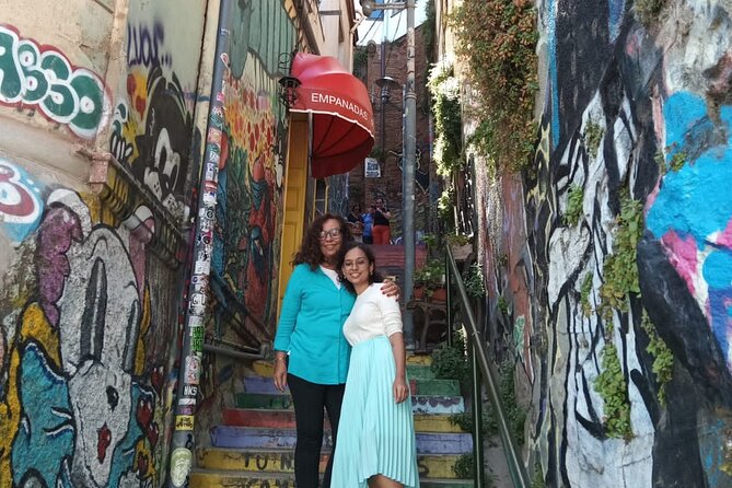 Private Tour Valparaiso and Viña del Mar wine shop in white house - Crossing into Viña del Mar at the Flower Clock