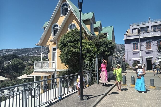 Private Tour Valparaiso and Viña del Mar wine shop in white house - Reñaca Beach and the Pacific coast
