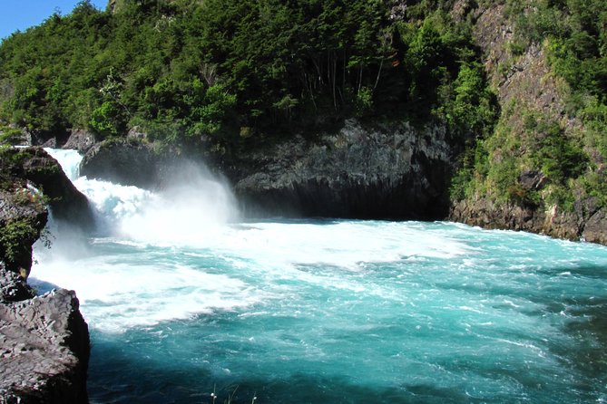 Puerto Varas: Full day Osorno Volcano and Petrohue falls - Petrohue Falls and volcanic rock