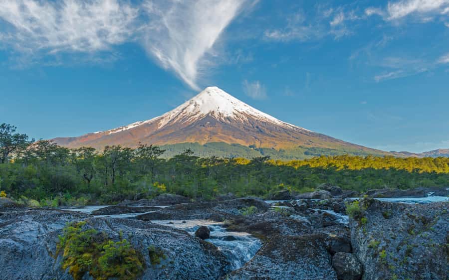 Puerto Varas: Osorno Volcano Day Trip by Air-conditioned Van - Climbing to 1,240 meters at the mountain center