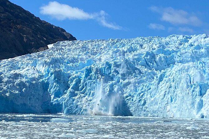 San Rafael Glacier Lagoon Cruise with Breakfast, Lunch & Whisky - The optional 30-minute walk at Hotel Ofqui