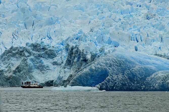 San Rafael Glacier Lagoon Cruise with Breakfast, Lunch & Whisky - Patagonian lunch beside the glacier