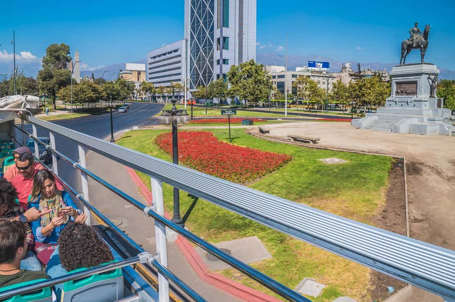 Santiago: 1-Day Hop-On Hop-Off Bus and Cable Car Ticket - Stops 5 and 6: Plaza de Armas and La Moneda Palace