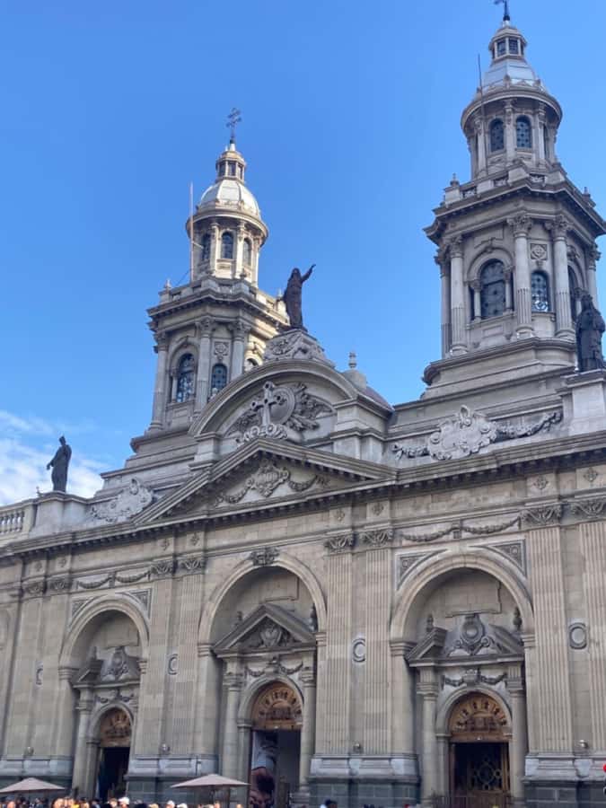 Santiago: Guided City Tour through the historic center of Santiago - Beginning at La Moneda Palace