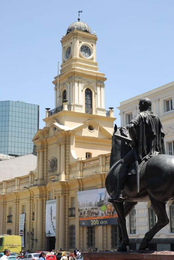 Santiago: Guided City Tour through the historic center of Santiago - Plaza de Armas, Santiago’s main meeting place