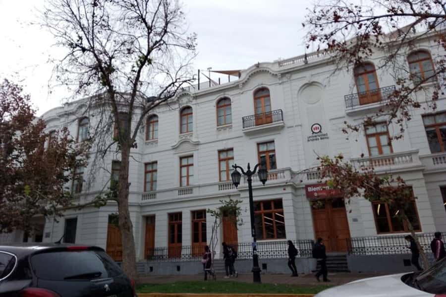 Santiago: Guided Walking Tour of the Historical Old Town - City Hall, Bellas Artes, and the city’s creative side