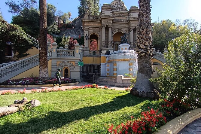 Santiago: Half-Day Sightseeing City Tour with Chauffeur and Guide - The guide makes the difference