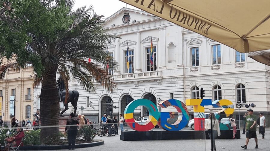 Santiago: Highlights Private City Tour - La Moneda and the difficult story of 1973