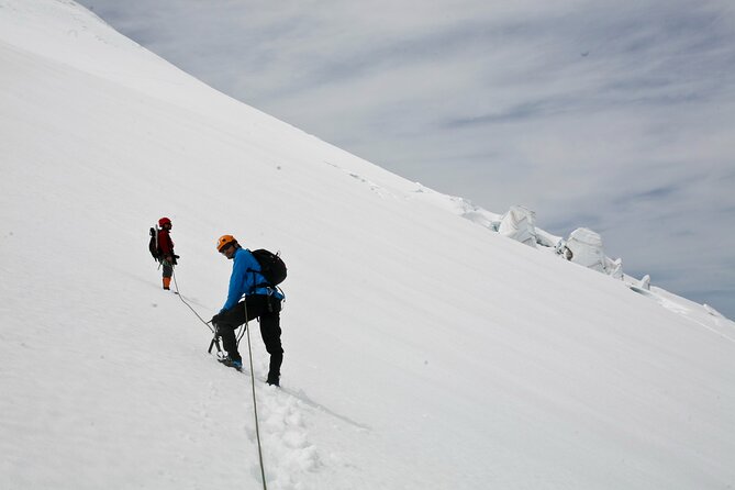 Sunrise Hike up to the Glacier of Osorno Volcano - The guide ratio and safety setup