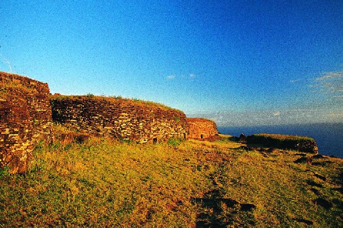 T3+T4-RAPA NUI ARCHAEOLOGICAL SITES (non-cruise visitors) - Day one: abandoned platforms and volcanic views