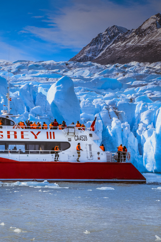 Torres del Paine: 3-Hour Scenic Boat Tour to Grey Glacier - Grey Lake and the first views from the boat
