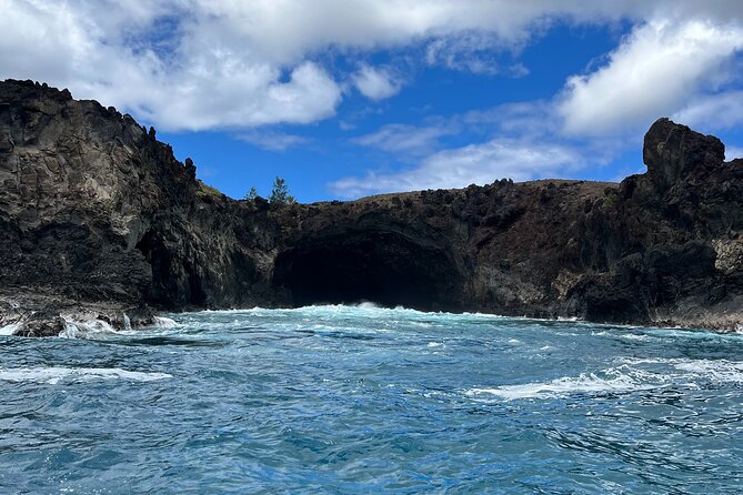 Tour to the Motus: Boat trip and snorkeling in Rapa Nui - Ana Kai Tangata: a dramatic first stop