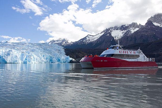 Transporte Compartido de Puerto Natales a Lago Grey (RT o OW) - The 9:30 AM departure and second sailing