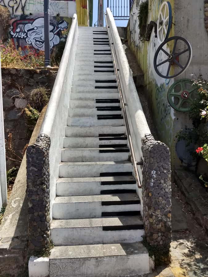 Valparaiso: Street Art, Funiculars and Port City Tour - El Peral and the first climb into Cerro Alegre