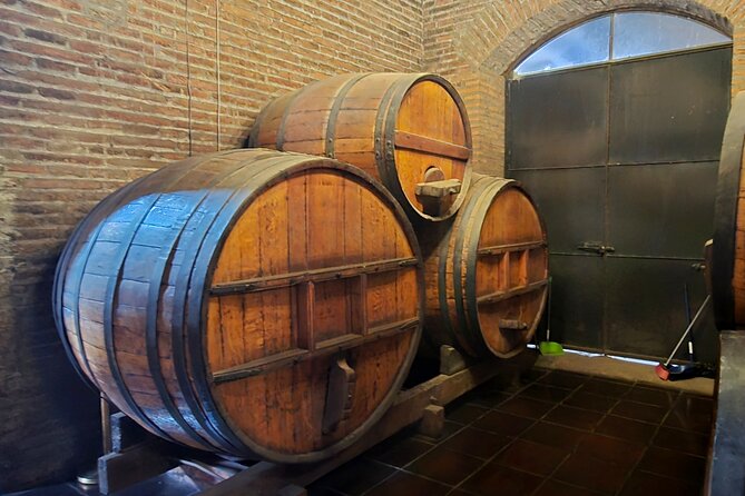 Winery Tour & Tasting + Lapis Lazuli Craft Visit + Hotel Pickup - Group size, timing, and the guide’s role